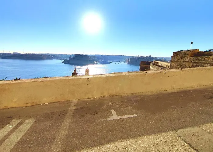 Coast 52 Savynomad Harbour Residences Wow Views 펜션 발레타